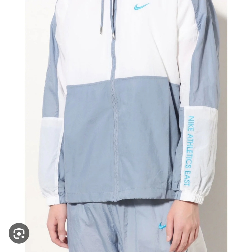 Nike Hooded Woven Jacket - Picture 2 of 3